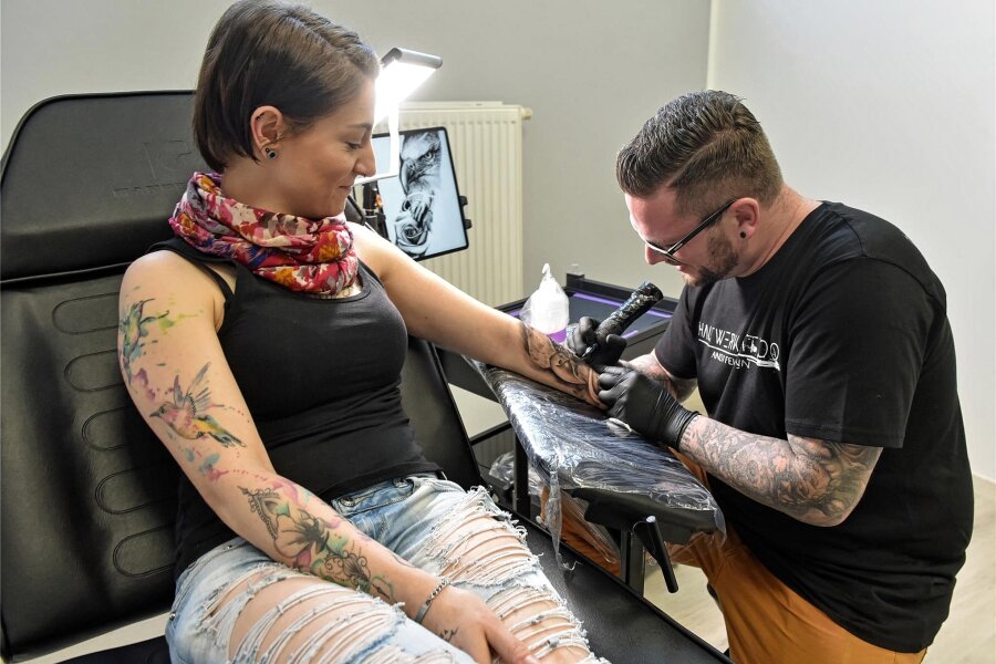 Neues Tattoo-Studio in Oederan: Das geht unter die Haut - Andi Feldmann hat in Oederan das Tattoo-Studio Hautwerk eröffnet. Zur Stammkundschaft gehört Michaela Liedloff, die sich ein Adler-Motiv in den Arm stechen lässt.