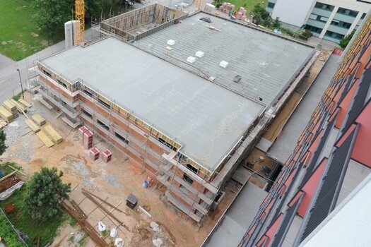 
              <p class="artikelinhalt">Blick vom Bettenhaus des Klinikums auf die Baustelle der neuen Rettungsstelle. Links ist ein Gebäude der Frauenklinik zu sehen.</p>
            