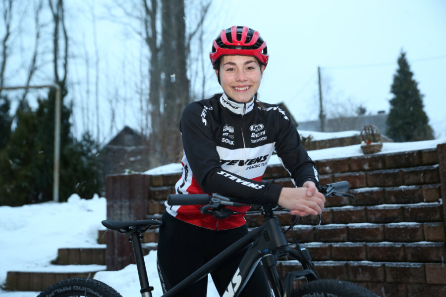Neues Trikot - neues Glück - Natalie Kaufmann aus Zwönitz startet neuerdings im Trikot des Mountainbiketeams Stevens, vertritt aber auch die Farben ihres Heimatvereins aus Schwarzenberg weiterhin. 