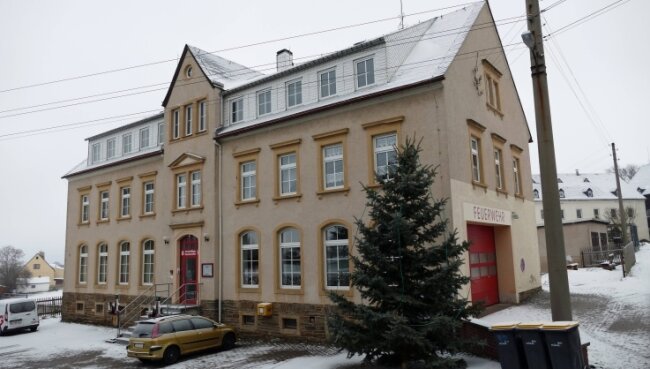 Neues Unternehmen will in Wolkenstein kräftig investieren - Die ehemalige Hilmersdorfer Schule wird unter anderem von der freiwilligen Feuerwehr genutzt. 
