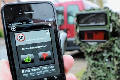 Neues Urteil: Blitzer-Warn-Apps jetzt auch für Beifahrer verboten - Nach einem aktuellen Urteil dürfen auch Beifahrer keine für den Fahrer sichtbaren Blitzer-Warn-Apps nutzen. 