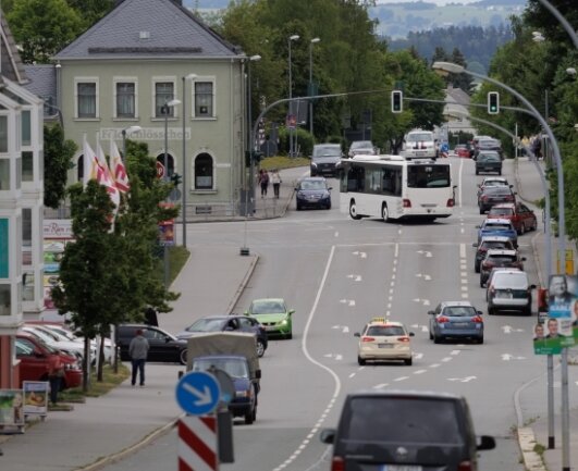 Wie der Durchgangsverkehr in der Stadt verringert werden kann, darüber gibt es geteilte Meinungen.