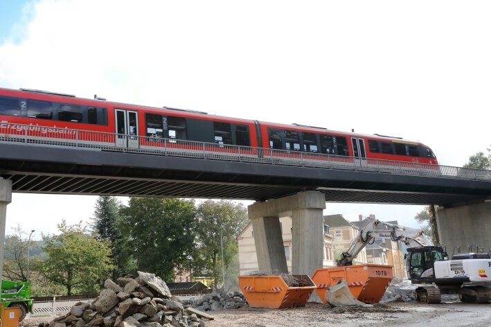 Neues Viadukt in Schwarzenberg: Eisenbahn rollt, Kreisverkehr noch in Arbeit - 