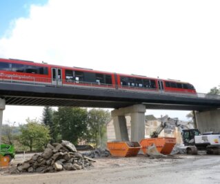 Neues Viadukt in Schwarzenberg: Eisenbahn rollt, Kreisverkehr noch in Arbeit - 