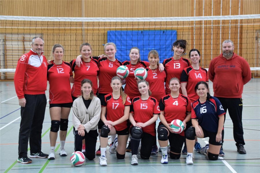 Neues Volleyballteam hat gleich den Aufstieg im Visier - Das Damenteam von Turbine Frankenberg beim letzten Spiel des Jahres: Sie gewannen mit 3:0 gegen Röhrsdorf.