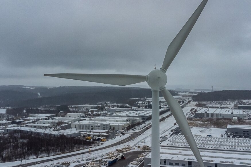 Blick aus 58 Metern Höhe auf das Gewerbegebiet an der A 72. Das neue Windrad ist auf Höhe der Nabe des Rotors 160Meter hoch. 