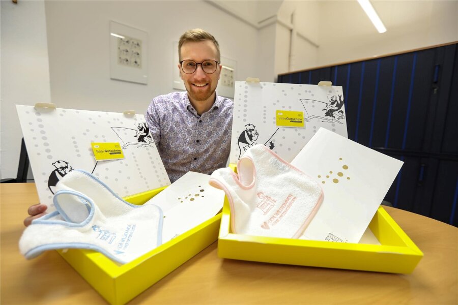 Neugeborene in der Stadt Plauen bekommen ab Januar ein Willkommensgeschenk - Bürgermeister Tobias Kämpf zeigt die neue Babybox, das neue Begrüßungsgeschenk für Neugeborene in der Stadt Plauen.