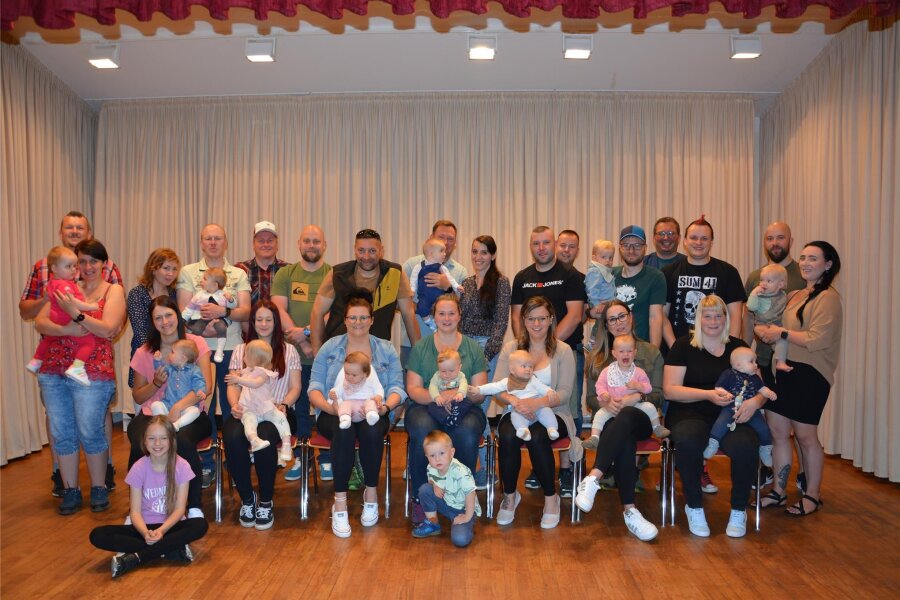 Neugeborenenempfang: Jöhstadt begrüßt 16 neue Einwohner - Zwölf Kinder und ihre Eltern hat Jöhstadts Bürgermeister André Zinn zum Neugeborenenempfang im Erbgericht Grumbach begrüßen können.