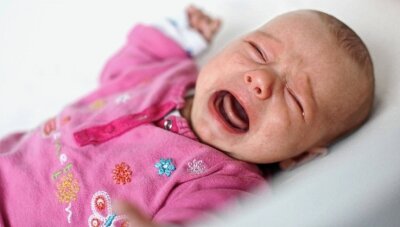 Neugeborenes hatte keine Chipkarte: Praxis weist Mutter mit schreiendem Baby ab - Die Sorge einer jungen Mutter ist verständlich, wenn ein Neugeborenes, wie hier auf diesem Symbolbild, sich durch nichts beruhigen lässt. 