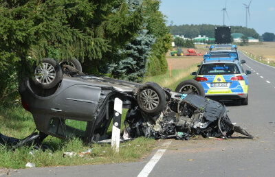 Neugepülzig: Auto überschlägt sich - Fahrer eingeklemmt - Bei einem Unfall am Dienstag bei Neugepülzig ist ein Fahrer schwer verletzt worden.