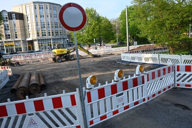Neugestaltung des Chemnitzer Gablenzplatzes liegt auf Eis - Der Gablenzplatz gleicht derzeit einer Großbaustelle. Der Nahverkehrsbetrieb CVAG erneuert die Gleise der Straßenbahn, 