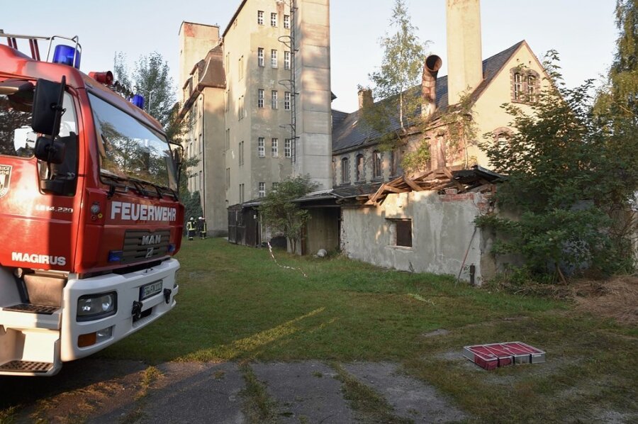Neuhausen: Waren Zündler am Werk? - Feuerwehreinsatz an der alten Sitzmöbelfabrik: Im Nebengelass hat es gebrannt. 