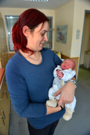 Neujahrsbaby im Mittweidaer Klinik heißt Jayden - Mama Beatrice hält ihr fünftes Kind im Arm. Jayden kam am 1. Januar 22.48 Uhr auf die Welt.
