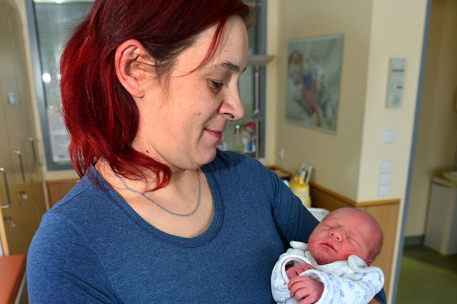 Neujahrsbaby im Mittweidaer Klinik heißt Jayden - Mama Beatrice hält ihr fünftes Kind im Arm. Jayden kam am 1. Januar 22.48 Uhr auf die Welt.