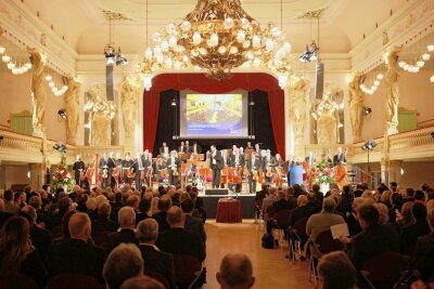 Neujahrsempfang in Zwickau: 88-Jähriger sorgt für den Glanzpunkt - Etwa 400 Gäste lauschten und applaudierten beim Neujahrsempfang den Clara-Schumann-Philharmonikern.