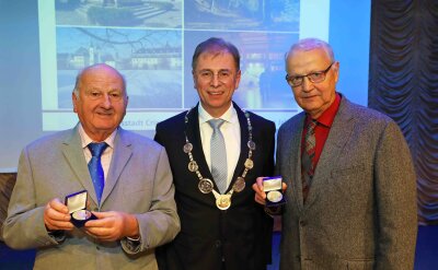 Neujahrsempfang: Oberbürgermeister zeichnet langjährige Ehrenamtler aus - Wolfgang Spiegelberg und Holger Norden sind beim Neujahrsempfang in Crimmitschau mit der David-Friedrich-Oehler-Medaille ausgezeichnet worden.