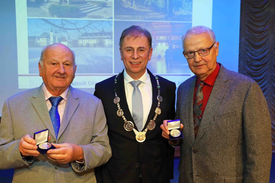 Neujahrsempfang: Oberbürgermeister zeichnet langjährige Ehrenamtler aus - Wolfgang Spiegelberg und Holger Norden sind beim Neujahrsempfang in Crimmitschau mit der David-Friedrich-Oehler-Medaille ausgezeichnet worden.