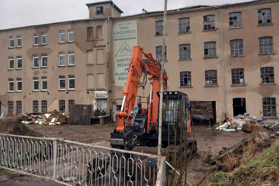 Neukirchen: Abriss der ehemaligen Spinnerei beginnt - Die Vorbereitungen für den Abriss der alten Fabrik in Neukirchen haben begonnen.