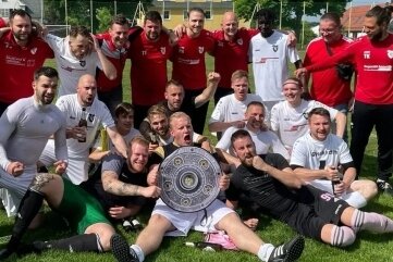 Neukirchen ballert sich zu Titel und Aufstieg - Meisterfeier bei der SG Neukirchen - mit dem Pappteller für die Deutsche Meisterschaft. 