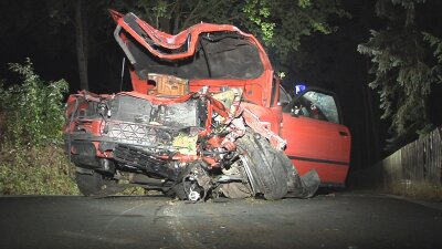 Neukirchen: Betrunkener Fahrer nach Unfall im Auto eingeklemmt - Der Fahrer wurde im Auto eingeklemmt und musste von den Einsatzkräften der Feuerwehr Neukirchen geborgen werden.