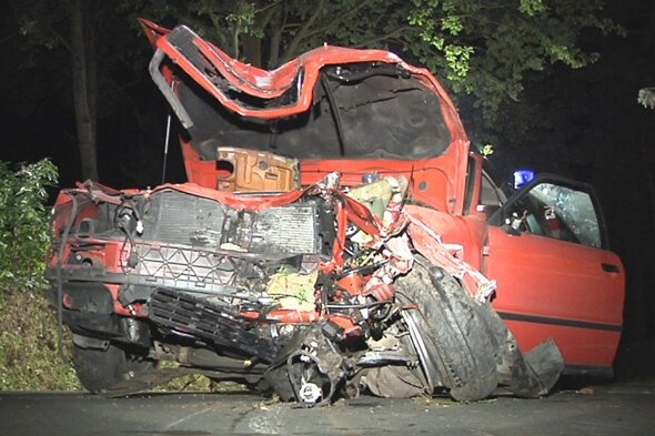 Neukirchen: Betrunkener Fahrer nach Unfall im Auto eingeklemmt - Der Fahrer wurde im Auto eingeklemmt und musste von den Einsatzkräften der Feuerwehr Neukirchen geborgen werden.