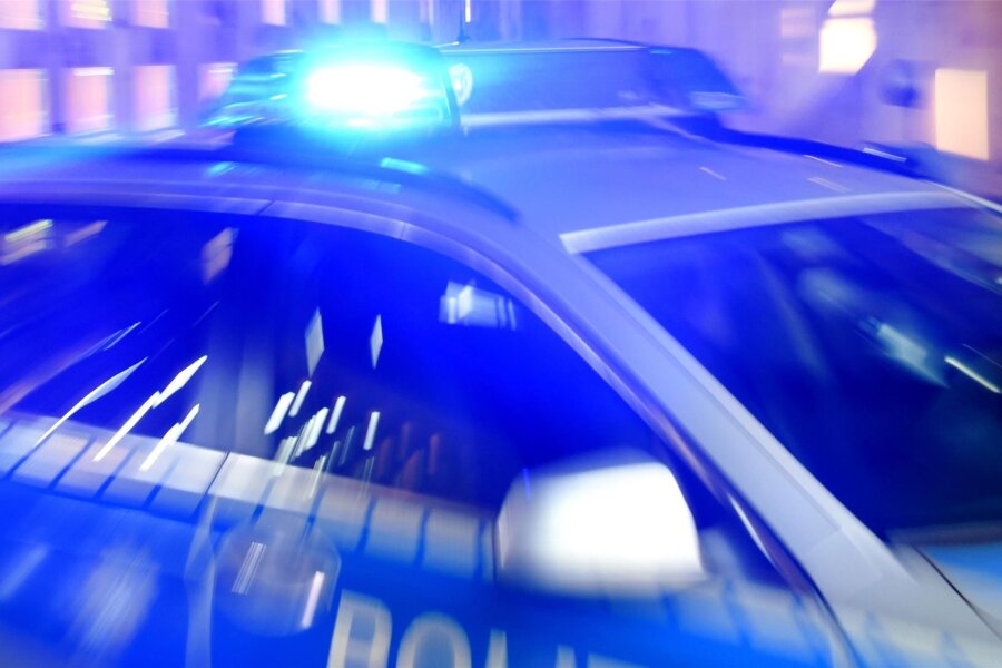 Neukirchen: Frau verliert in Kreisverkehr Kontrolle über ihr Fahrzeug - Auf der Stollberger Straße zwischen Neukirchen und Leukersdorf kam es am Samstag zu einem Unfall.
