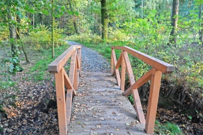 Neukirchen legt neue Pläne für einen Bestattungswald vor - Die jüngst sanierte Brücke befindet sich direkt am geplanten Bestattungswald in Neukirchen. 