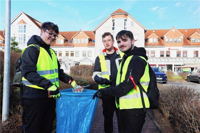 Neukirchen: Oberschüler entmüllen die Gemeinde - Auch Julius (16), Alexander (17) und Tim (16, von links) haben sich an der Aktion in Neukirchen beteiligt. 