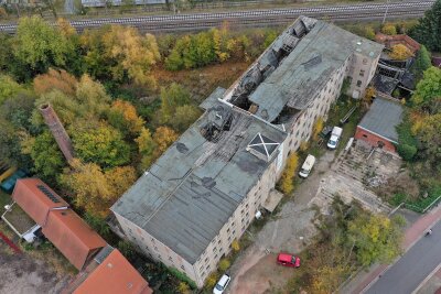 Neukirchen/Pleiße lässt die letzte Brache abreißen - Nachdem das Dach der ehemaligen Spinnerei eingebrochen ist, hat sich im gesamten Gebäude Nässe breit gemacht.