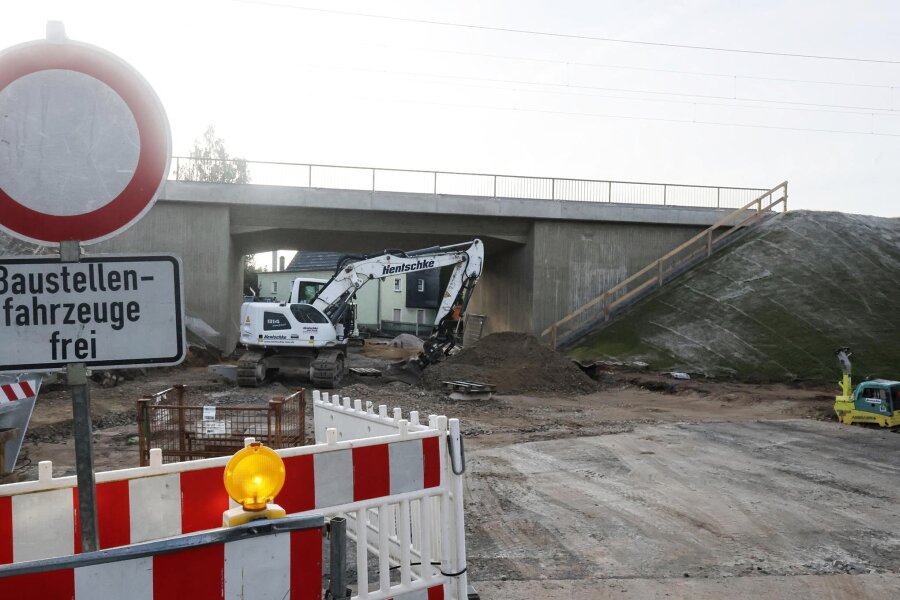 Neukirchen/Pleiße: Nun sind die Straßenbauer zugange - Obwohl die neue Bahnbrücke längst in Betrieb gegangen ist, haben Bauleute dort noch alle Hände voll zu tun.