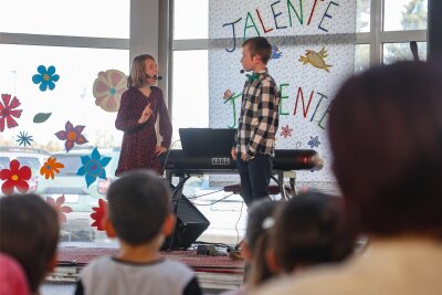 Neukirchen präsentiert seine Talente - Antonia Schenk und Anton Hänel aus der Theatergruppe der Grundschule Neukirchen führen einen Sketch von Loriot auf.