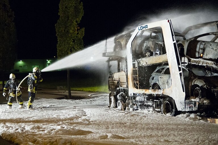 Neukirchen/Stollberg: Brandstiftung? Autotransporter und Pkw in Flammen - 