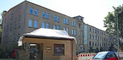 Neukirchen will sich nun selbst um den Schandfleck kümmern - Die Industriebrache in der Neukirchener Pestalozzistraße steht seit fast 20 Jahren leer. Das Bürogebäude wurde bereits abgerissen.
