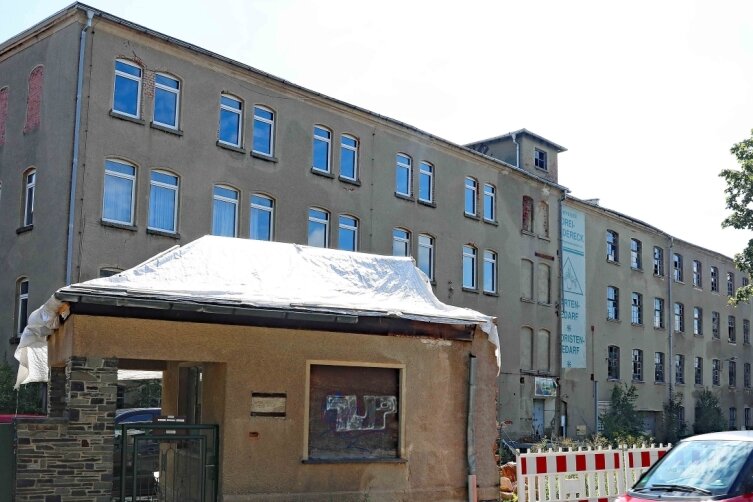 Neukirchen will sich nun selbst um den Schandfleck kümmern - Die Industriebrache in der Neukirchener Pestalozzistraße steht seit fast 20 Jahren leer. Das Bürogebäude wurde bereits abgerissen.