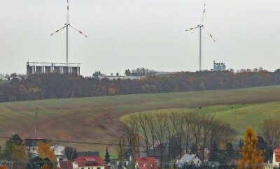 Neukirchener lehnen weitere Windräder ab - Blick aus Richtung Langenhessen auf die beiden Lauterbacher Windkraftanlagen im Bereich der Milchviehanlage. 