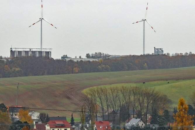 Neukirchener lehnen weitere Windräder ab - Blick aus Richtung Langenhessen auf die beiden Lauterbacher Windkraftanlagen im Bereich der Milchviehanlage. 