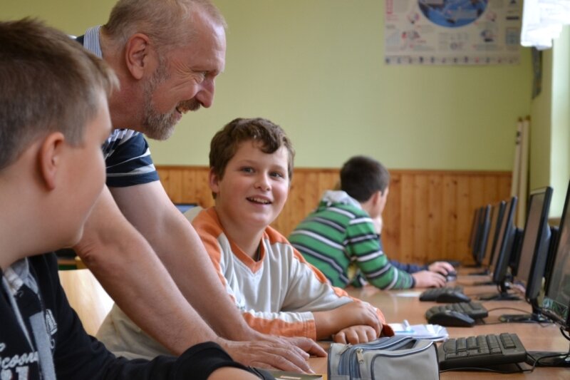 Neukirchener Mittelschule setzt auf neue Technik - Informatiklehrer Jürgen Beyer erklärt Marcel Otto und Cedric Leier (rechts) eine Computer-Anwendung. Durch die modernen und bedeutend kleineren Geräte haben die Schüler auch mehr Platz auf dem Schreibtisch.