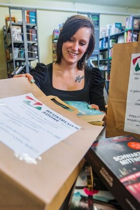 Neukirchens Bibliotheks-Chefin Anne Rombach packt 50 Bücher-Überraschungstüten. 