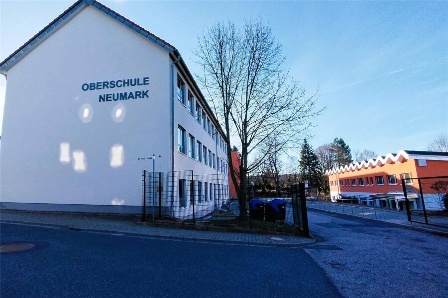 Neumark plant für dieses Jahr umfangreiche Straßensanierungen - Die Wilhelm-Pieck-Straße beginnt an der Oberschule. Sie wird auch durch den Schulbus- und Elternverkehr belastet.