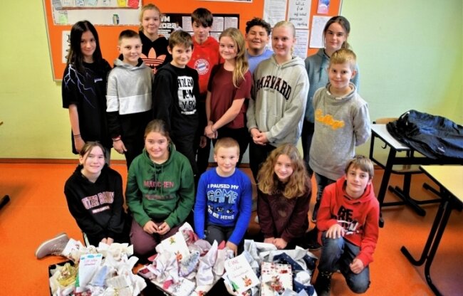 Neumarker Schüler überraschen im Advent - Die Klasse 6 a der Oberschule Neumark hat Adventskalender für drei Pflegeeinrichtungen gepackt. Jeden Tag ein Päckchen ...