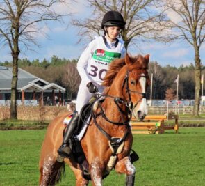 Neumarkerin triumphiert international - Für Pita Schmid und ihr Pony Sietlands Catrina ist 2023 das letzte Wettkampfjahr, danach muss die Neumarkerin aufs Pferd umsteigen. In Kronenberg schaffte es das Duo gegen viele Belgier auf Platz 1. 