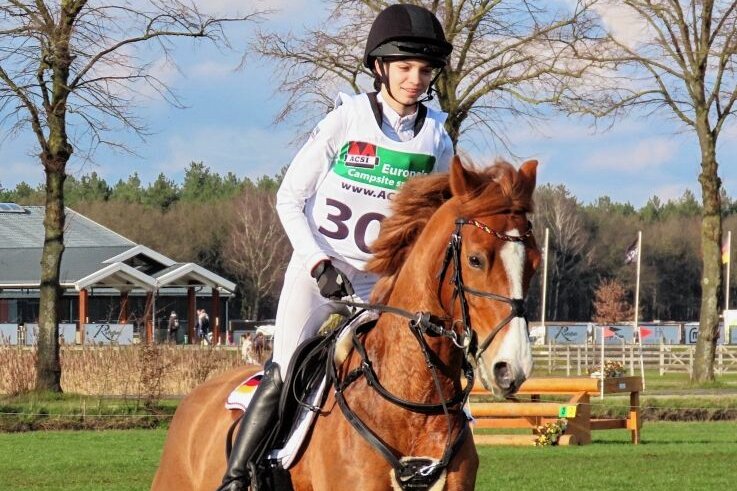 Neumarkerin triumphiert international - Für Pita Schmid und ihr Pony Sietlands Catrina ist 2023 das letzte Wettkampfjahr, danach muss die Neumarkerin aufs Pferd umsteigen. In Kronenberg schaffte es das Duo gegen viele Belgier auf Platz 1. 