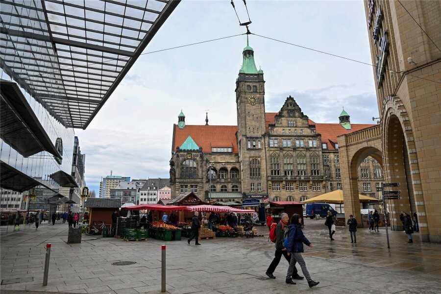 Neumarkt in Chemnitz wird geglättet und bekommt einen Baum - Das Pflaster auf dem Neumarkt wird saniert. Als erstes ist eine Fläche zwischen Turmbrauhaus und Rathaus dran.