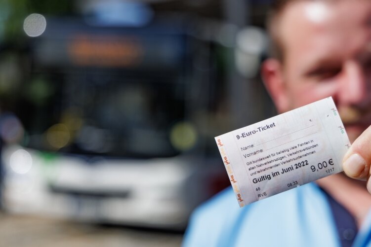 Ab Mittwoch gilt das neue Neun-Euro-Ticket auch in den Bussen der Regionalverkehr Erzgebirge GmbH. 