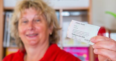 Neun-Euro-Ticket gefragt: Reicht das Bus- und Bahnangebot? - Auch bei Heike Opitz im Reise-Café-Point im Kulturbahnhof Stollberg wird das Neun-Euro-Ticket verkauft. 