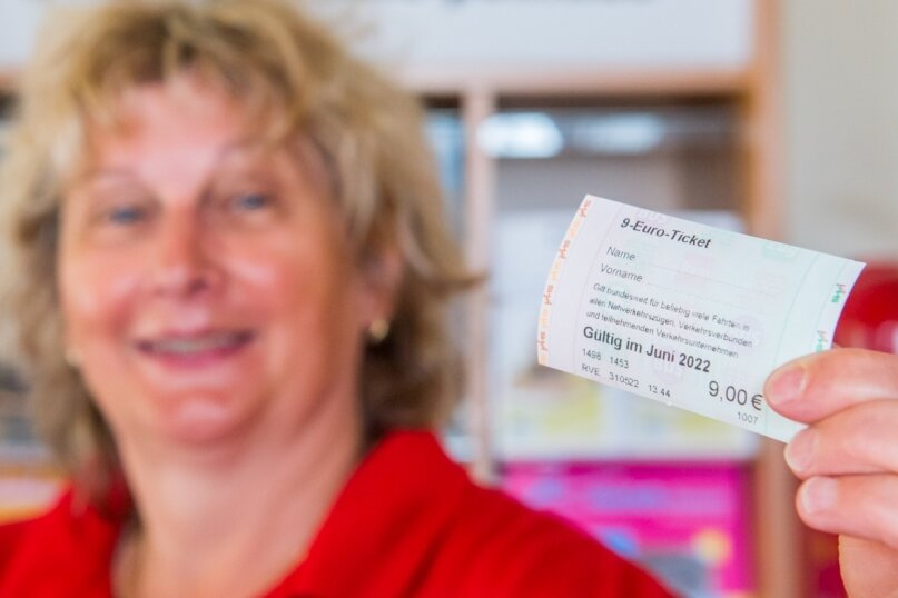 Neun-Euro-Ticket gefragt: Reicht das Bus- und Bahnangebot? - Auch bei Heike Opitz im Reise-Café-Point im Kulturbahnhof Stollberg wird das Neun-Euro-Ticket verkauft. 