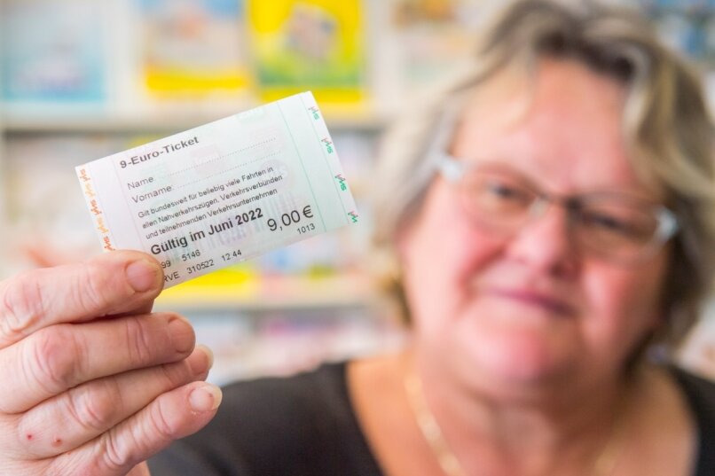 Neun-Euro-Ticket gefragt: Reicht das Bus- und Bahnangebot? - Auch Kathrin Salzer verkauft in ihrem Reisebüro in der Auer Bahnhofstraße das Neun-Euro-Ticket. 