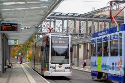 Neun-Euro-Ticket: Straßenbahn in Plauen startet mit mehr Fahrgästen in den Tag - Plauener Straßenbahnen am Postplatz. 