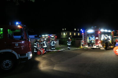 Neun Verletzte bei Feuer in Asylunterkunft - Verdächtiger gefasst - Die Feuerwehr rückte am Donnerstagabend zum ehemaligen Kinderheim in Lauter-Bernsbach aus.