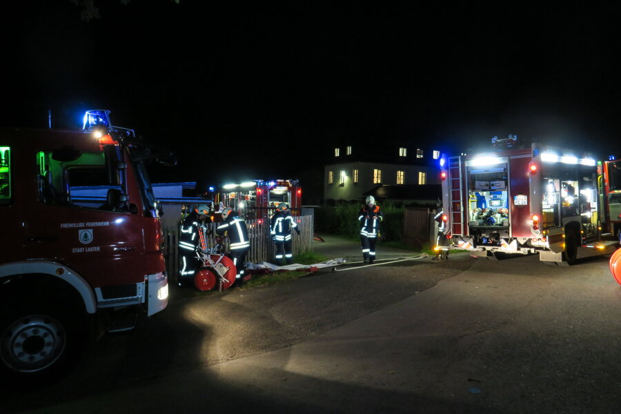 Neun Verletzte bei Feuer in Asylunterkunft - Verdächtiger gefasst - Die Feuerwehr rückte am Donnerstagabend zum ehemaligen Kinderheim in Lauter-Bernsbach aus.